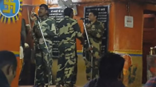 Bsf Army Singing Bhajan in Tanot Mata Temple